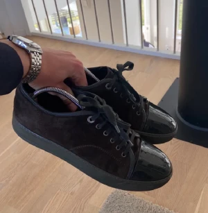 Lanvin - Tjenare! Dags att sälja min lanvin skor dom är välanvänd men finns fortfarande mkt kvar att ge. Varken kvitto Elle box ingår dessvärre inte. sicket e 7-10, pris kan diskuteras via snabb affär 