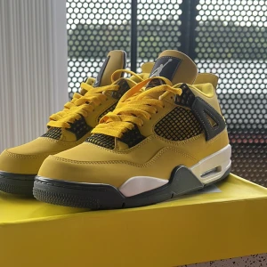 Jordan 4 lightning - Hej jag köpte dessa skor men dom var för små för mig då jag beställe strl 44 men passade som 42. Har bara testat dom inget mer.