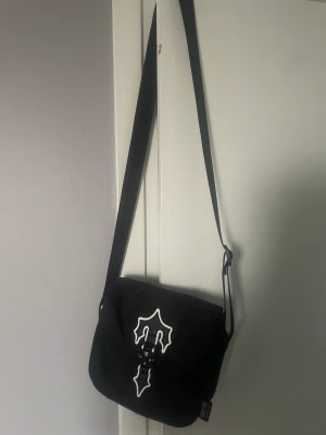 Trapstar väska - Säljer min knappt använda trapstar väska.