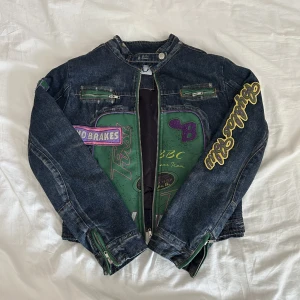 jeansjacka  - jeansjacka med tryck köpt secondhand