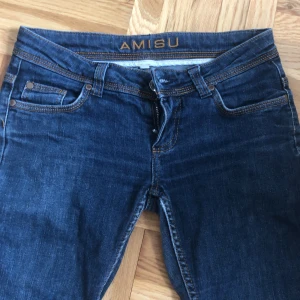  . -  jag säljer de här jätte jättefina väldigt låg midja det är jeans jag är 160 och de är inte för mig korta för mig 