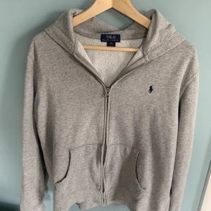 Zipup Ralph Lauren Stockholmsstil  - Tvärfet polo Ralph lauren zip hoodie i mycket fint skick, skriv gärna vid frågor!🙌💯 Pris kan diskuteras vid snabb affär!🫡💎👑