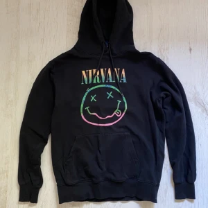 Hoodie - Nirvana hoodie i strl S herrmodell, men går utmärkt att ha som kvinna.  Hoodien är lite nopprig men annars bra skick.
