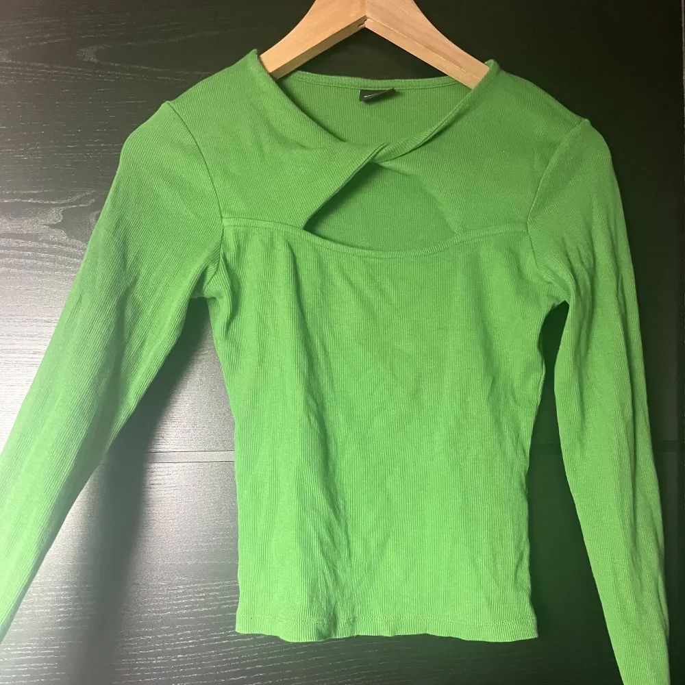 Grön långärmad tröja från Gina med cutout.. Toppar.
