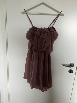 Klänning - Festklänning säljes i strl S/36. Oanvänd och i mycket nyskick.