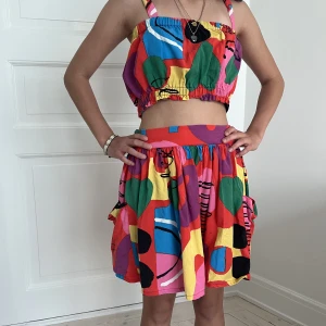 Stella McCartney  - Säljer detta fina stella McCartney sett. Det var egentligen en lång kjol som gjordes om till en blus och en kortare kjol. Är i väldigt bra skick och knappt använt💕. 