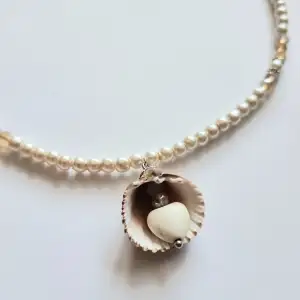 Handgjort halsband och exklusiv design. Gjord i bra kvalitet ●Material- pärlor,glas och snäckskal-från Balos Greken stranden. Nickel fri. Längd: 20cm +5cm