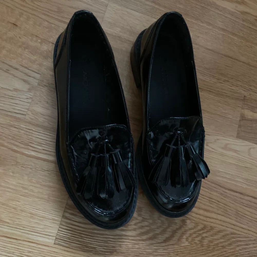 Chunky loafers från monki, fint skick, sköna. Köpare står för frakt eller så möts vi. Passar nog 38 också. Skor.