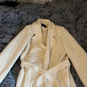 Kappa  - Vit kappa från vero Moda. Några år gammal och lite nopprig annars jätte fin.  Lite liten i storleken. Medellång på mig som är 170 cm