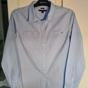 Tommy Hilfiger  - Nyt sljorta strl L från Tommy Hilfiger  ljusblå färg   