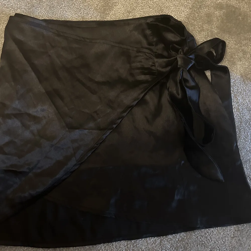 Säljer min svarta silkeskjol från zara, säljer för 199kr+frakt. Knytband och en dragkedja på sidan som inte syns. Lite skrynklig pga har inte använt den bara varit i min garderob. Kjolar.