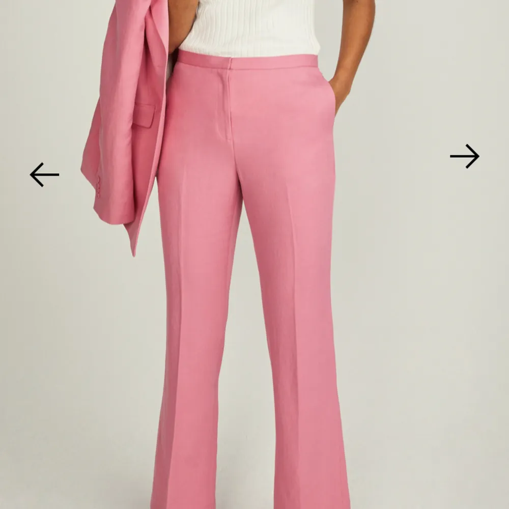 Rosa kostymbyxor. Lite för stora på mig. Nypris 899kr. Jeans & Byxor.