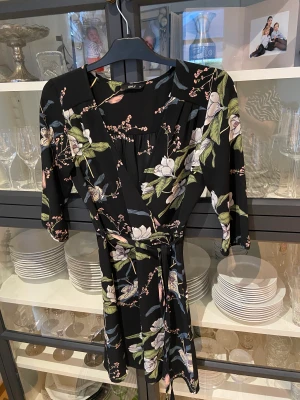 klänning strl 36 från only - i nyskick från only