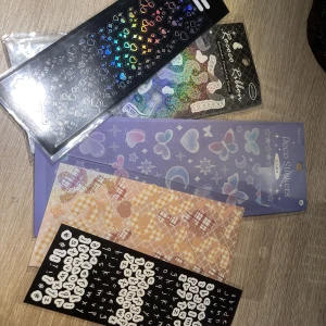 Kpop - Säljer lite deco stickers som passar utmärkt till att decorera toploders! Säljer alla i ett set💜