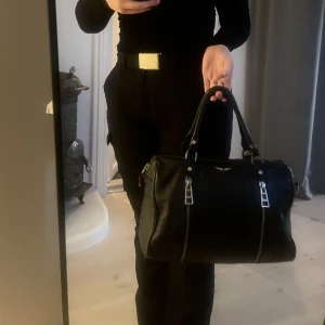 Zadig & voltaire Sunny medium - Säljer min Zadig väska då den inte kommer till användning längre 🤍 Inga större defekter, skriv i dm för mer bilder 🥰 Nypris: 5 151 kr 