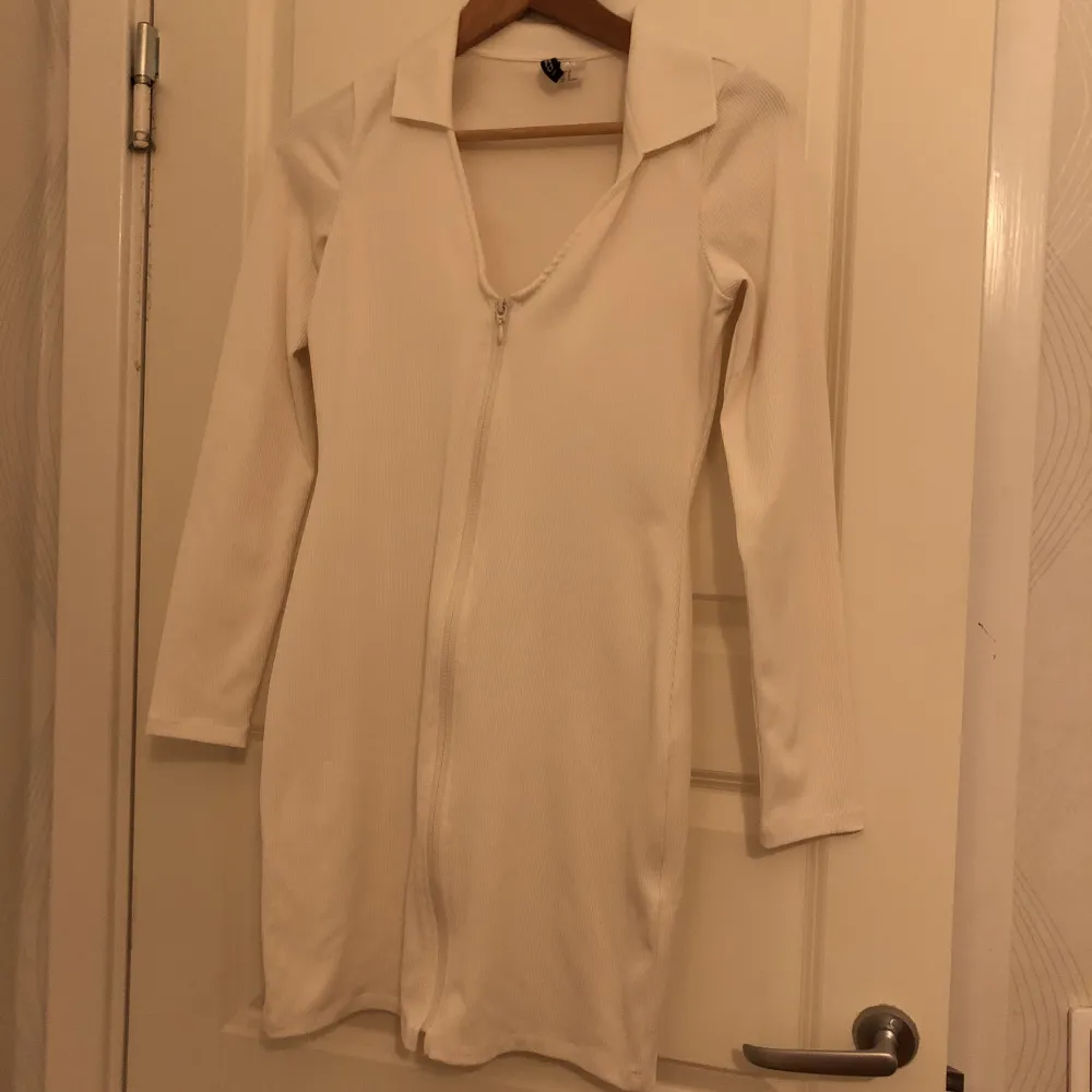 En fin vit klänning med dragkedja i mitten. Storlek M men passar även som en S🌸 Har 2 exakt likadana fast klänningen på bilden är en M (38) och den andra är en S (36)🌸. Klänningar.