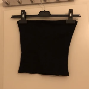 Topp - En fin casual topp som tyvärr är för litennför mig nu🌸 Den har en liten blå fläck på baksidan men går att tvätta bort eller genom att skrapa bort den, men inget som syns alls🌸