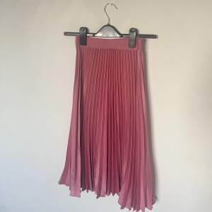 Lång rosa kjol från hm i storlek xs, rätt gammal men är som nyskick, inte sliten eller nånting. Vid frågor eller fler bilder skriv privat☺️