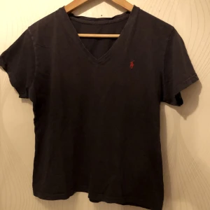 Tröja  - En fin V ringad t-shirt som använts ett par gånger🌸 Blivit för liten för mig vilket är synd🌸