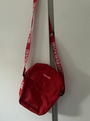 Supreme Shoulder Bag - Supreme shoulder bag 10/10 skick. 
