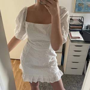 Säljer denna jättefina vita klänningen från bikbok för den har blivit för liten. Den är i storlek xs. 
