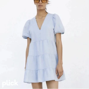 Zara klänning - En super söt blå klänning från zara. Passar både s / m 