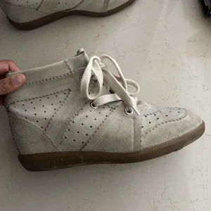 Isabel marant sneakers (bobby sneakers) - Säljer dessa isabel marant skor, nypris ca 5200kr. Säljer billigt pga lite smutsiga (går att putsa upp). Storlek 40 men passar 39