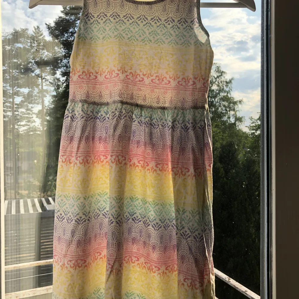  en fin liten klänning med regnbågsmönster knappt använd <3. Klänningar.