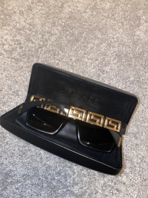 Versace solglasögon  - Använda fåtal gånger fint skick kvitto finns. Köpte dem mindre än en månad sen. Original förpackning och alla lappar tillkommer. Nypris : 2755kr