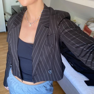 Randig croppad kavaj - Randig kort kavaj från gina Tricot, använd en gång så i väldigt bra skick! 