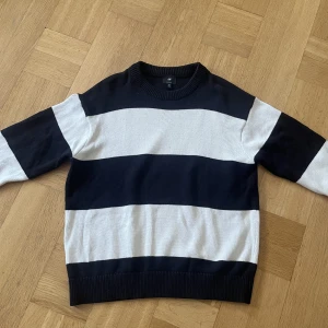 Stickad HM tröja  - En stickad tröja från hm i storlek M. Väldigt fint skick och knappt använd. Använder ej pga att den är för stor för mig. Mitt pris 149. Nypris 299.