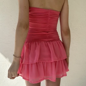 Bandeuklänninng - Supersöt och cool miniklänning med volanger 💗💗