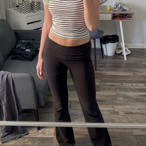 yogapants - säljer dessa super fina byxorna från hm✨ super sköna och sitter perfekt! storlek S men passar mig som har xs 💞 kontakta mig för frågor eller fler bilder✨✨ pris kan diskuteras ✨