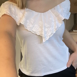 Vit topp - H&M - Söt vit topp, endast använd en gång