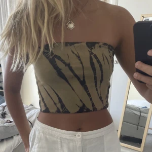 Croptop - Knappt använd croptop i storlek S   ✨köparen står för frakten✨