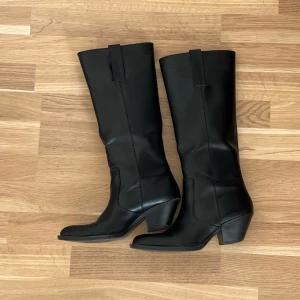 Cowboyboots  - Supersnygga stövlar från Zara, använda ett par antal gånger som nya! Nypris 1299kr