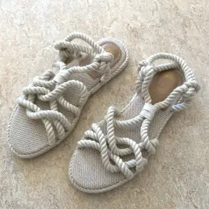 Aldrig använt. Storlek 36, passar om du har smala fötter.  Beskrivning från H&Ms sida: Sandals in thick, twisted rope that is knotted at the sides. Canvas insoles made from a linen and cotton blend, and soles with twisted rope trims around the sides and f