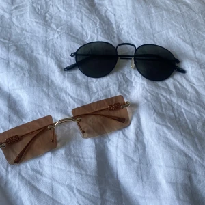 Solglasögon  - Solglasögon i bra skick som ej kommer till användning längre. Säljer för 50kr st eller 75kr för båda.