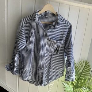 Skjorta  - Snygg skjorta i storlek S, oversized 