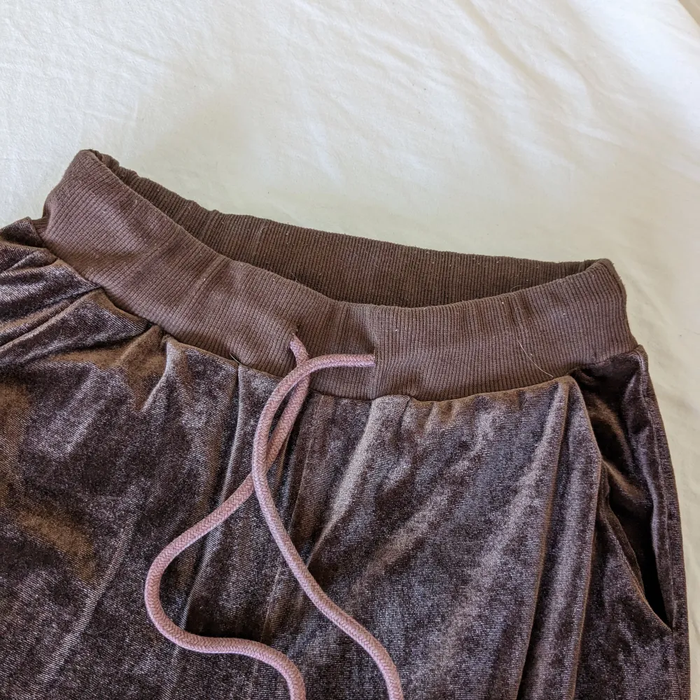 Superksköna byxor som nu säljs pga att jag har andra! Ett av snörena har gått sönder som syns men aknske kan fixas💕. Jeans & Byxor.