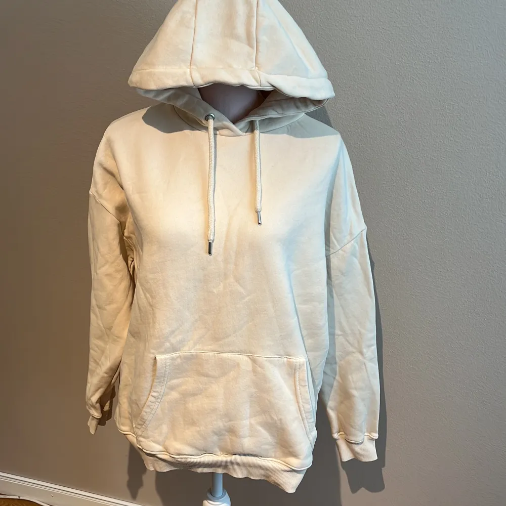 En super fin beige hoodie från Nelly som är använd fåtal gånger. Ganska mjuk innut i. Frakt kostar 89kr!!. Tröjor & Koftor.