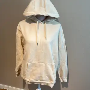 En super fin beige hoodie från Nelly som är använd fåtal gånger. Ganska mjuk innut i. Frakt kostar 89kr!!