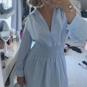 Blå klänning zara - Snygg blå klänning ifrån zara som passar perfekt till skolavslutningen, ge prisförslag 