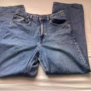 Snygga blåa jeans i storlek 40. Köpta från hm för 300kr säljer för 150. Bra skick. Säljer för att den inte Kmr till användning. Passa på nu när det är gratis frakt i 14 dagar
