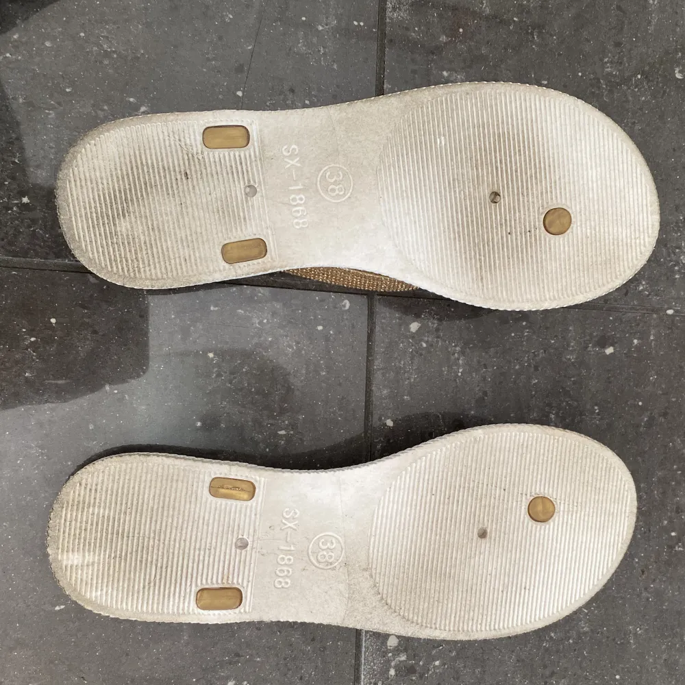 Så himla fina flipflops köpta i spanien! Säljer då de är för smala för mina fötter. Skulle säga att de är små i storleken, kan skicka mått om så önskas😊. Skor.