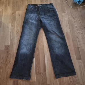 gråa baggy jeans - asfeta baggy jeans från märket Cherokee, midjemått: 41cm, innerbenslängd: 86cm 💖