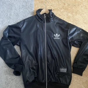 Adidas tröja - En fet adidas tröja från kollektionen Chile 62, kommer nu inte till användning och därför läggs upp här. Priset kan diskuteras!