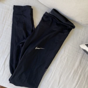NIKE träningstights  - Nike träningstights- storlek S Säljes pga flytt Först till kvarn 50kr!!