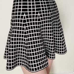 Superhäftig högmidjad kjol i svartvitt mönster. Skönt och tänjbart tyg. Köpt i Berlin. 