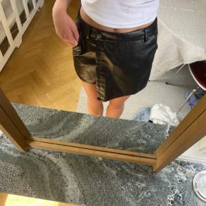 Ascool skort i skinn. Dvs kjol framifrån men shorts bakifrån!!🖤